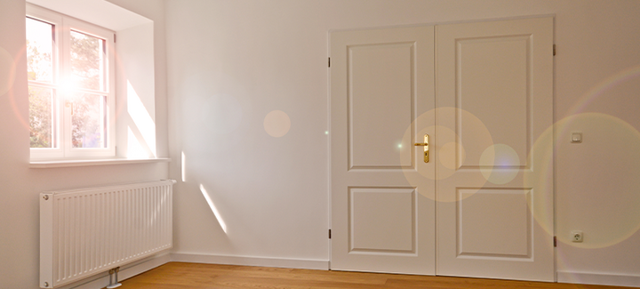 Weiße Doppeltüren im Landhausstil. 