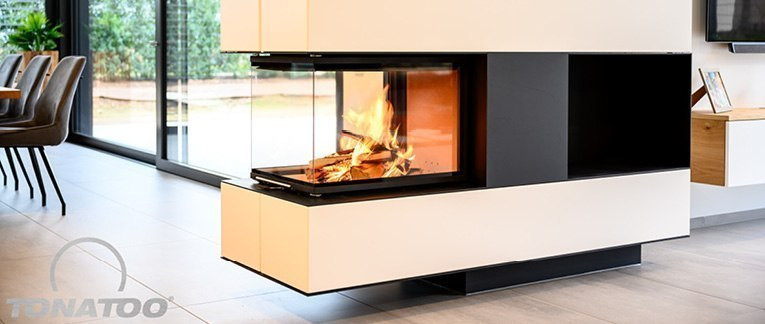 Moderner weißer Kaminofen in einem Wohnzimmer