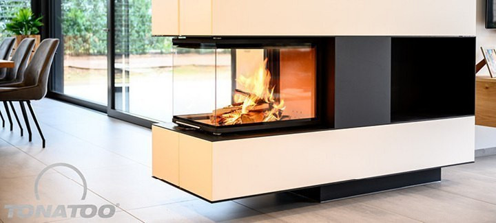 Moderner weißer Kaminofen in einem Wohnzimmer