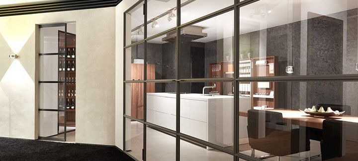 Glastür an einem Durchgang zur Küche mit Glaswand