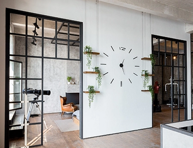 Türen im Loft-Stil mit schwarzen Metallrahmenelementen verbinden Küche und Wohnbereich.