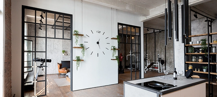 Türen im Loft-Stil mit schwarzen Metallrahmenelementen verbinden Küche und Wohnbereich.