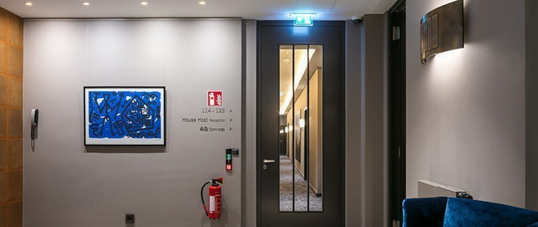 Brandschutztür im Flur eines Hotels
