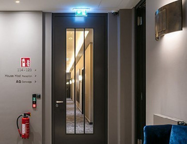 Brandschutztür im Flur eines Hotels