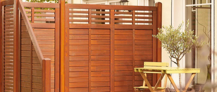 Sichtschutzzaun aus Holz für mehr Privatsphäre und eine stilvolle Abgrenzung zum Nachbargrundstück.