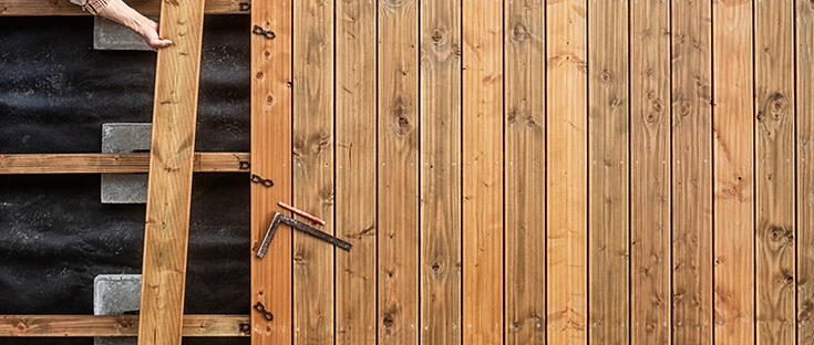 Montage einer Terrasse auf einer Holzunterkonstruktion