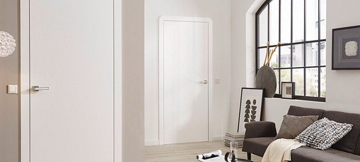 Weiße Innentüren in einer hellen Wohnumgebung