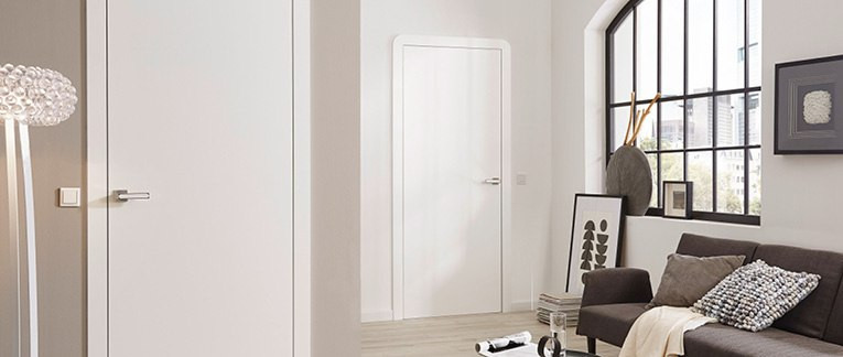 Weiße Innentüren in einer hellen Wohnumgebung