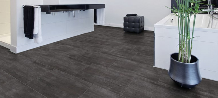 Hochwertiges dunkles Vinyl wurde im Badezimmer verlegt.