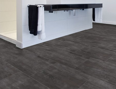 Hochwertiges dunkles Vinyl wurde im Badezimmer verlegt.