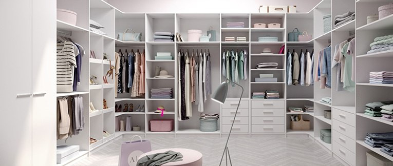 Heller begehbarer Kleiderschrank mit Regalen und Schränken in einem Ankleidezimmer