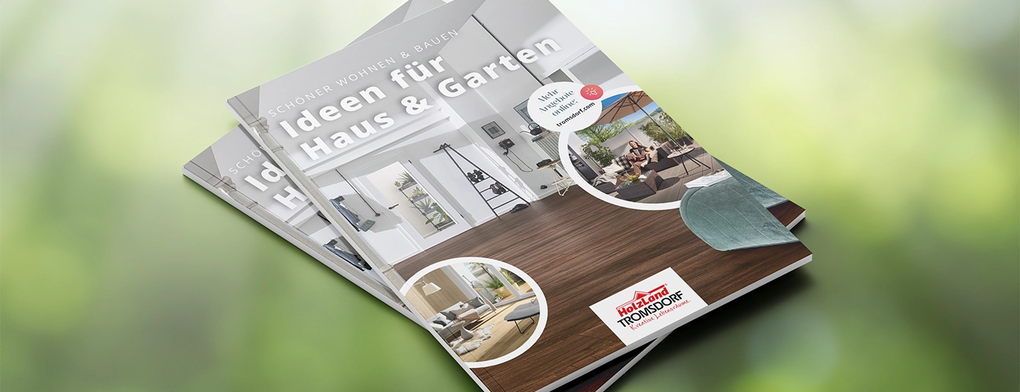 Ein Produktkatalog liegt vor einem Hintergrund aus grünen Blättern.