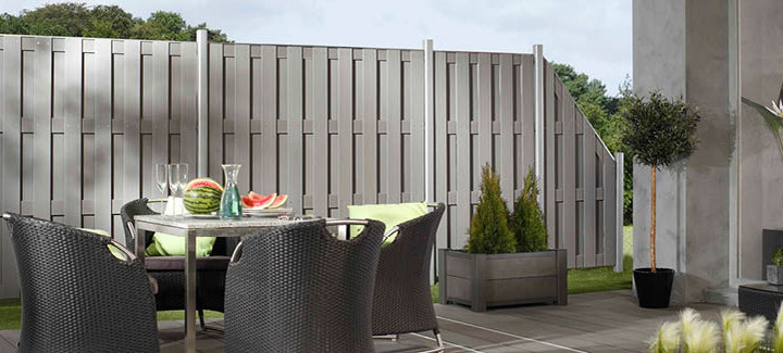 Helle Sichtschutzzaun für mehr Privatsphäre und eine stilvolle Abgrenzung zum Nachbargrundstück.