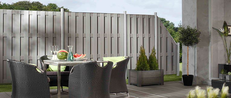 Helle Sichtschutzzaun für mehr Privatsphäre und eine stilvolle Abgrenzung zum Nachbargrundstück.