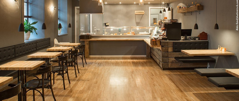 Holz-Inneneinrichtung eines Schnellrestaurants mit Tischen, Stühlen, Theke