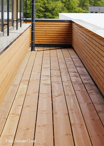 Holzdielen auf schmaler Terrasse mit waagerechter Holzbrüstung.