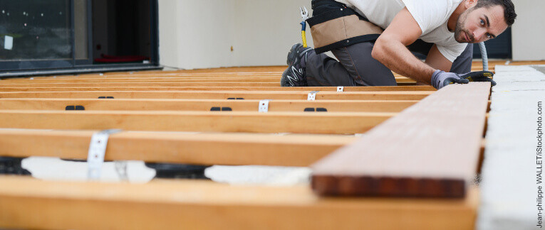 Montage einer Terrasse auf einer Holzunterkonstruktion