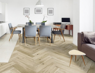 Wohn- und Essbereich mit hellem Fischgrätenparkett ausgelegt.