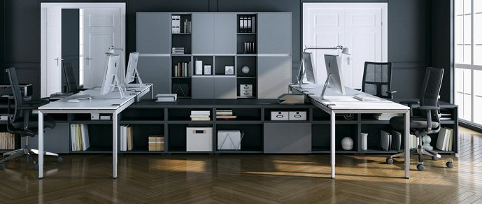 Graue Büromöbel und weiße Tische mit Arbeitsplätzen in einem Büro