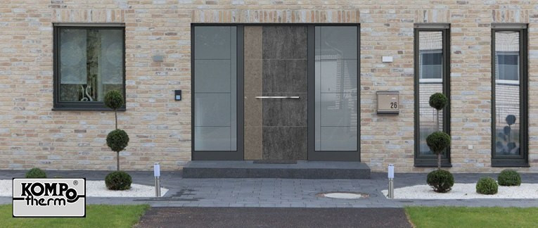 Moderne Hauseingangstür mit Seitenteilen und klarer Linienarchitektur.