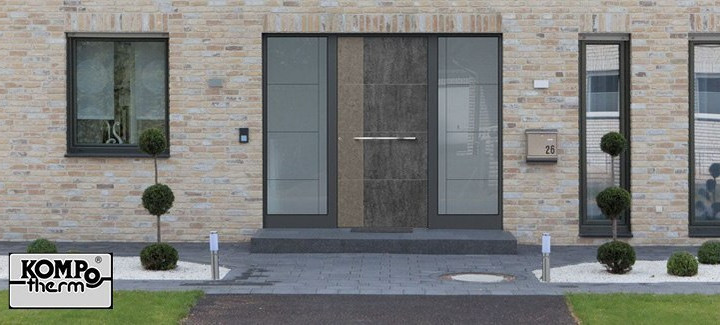 Moderne Hauseingangstür mit Seitenteilen und klarer Linienarchitektur.