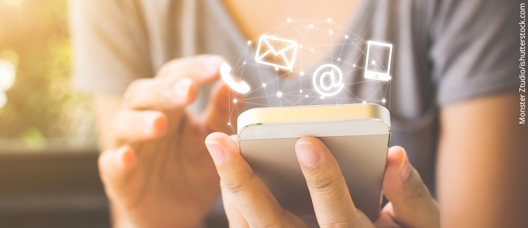 Frau bedient Smartphone